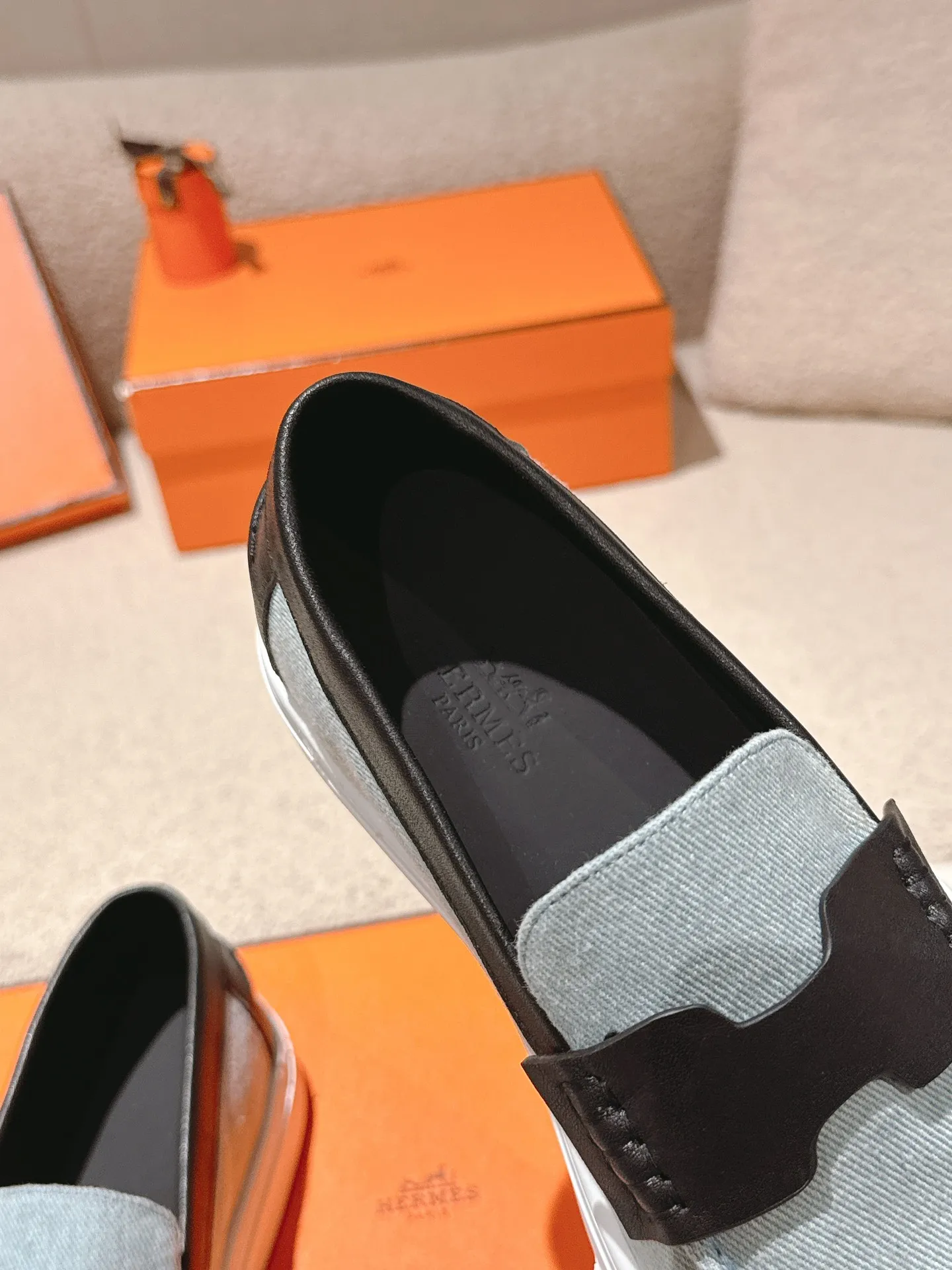 Men's men's shoes P620! Hermes# Thick Sole Couple Loafers These lace-up free sneakers in calfskin and washed denim feature signature "H" details. The design is simple and smooth, creating a fashionable urban look. It is comfortable and versatile. H family classics are not outdated, and the delivery counter is beautifully packaged🛍📦 Fabric: Original customized washed denim/first-layer cowhide Lining: Imported soft sheepskin Sole: Original open-molded anti-slip TPU material Size: 35-45